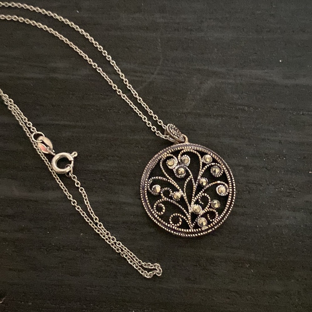 Arabesque filigree round pendant necklace .925 silver black gem embellished